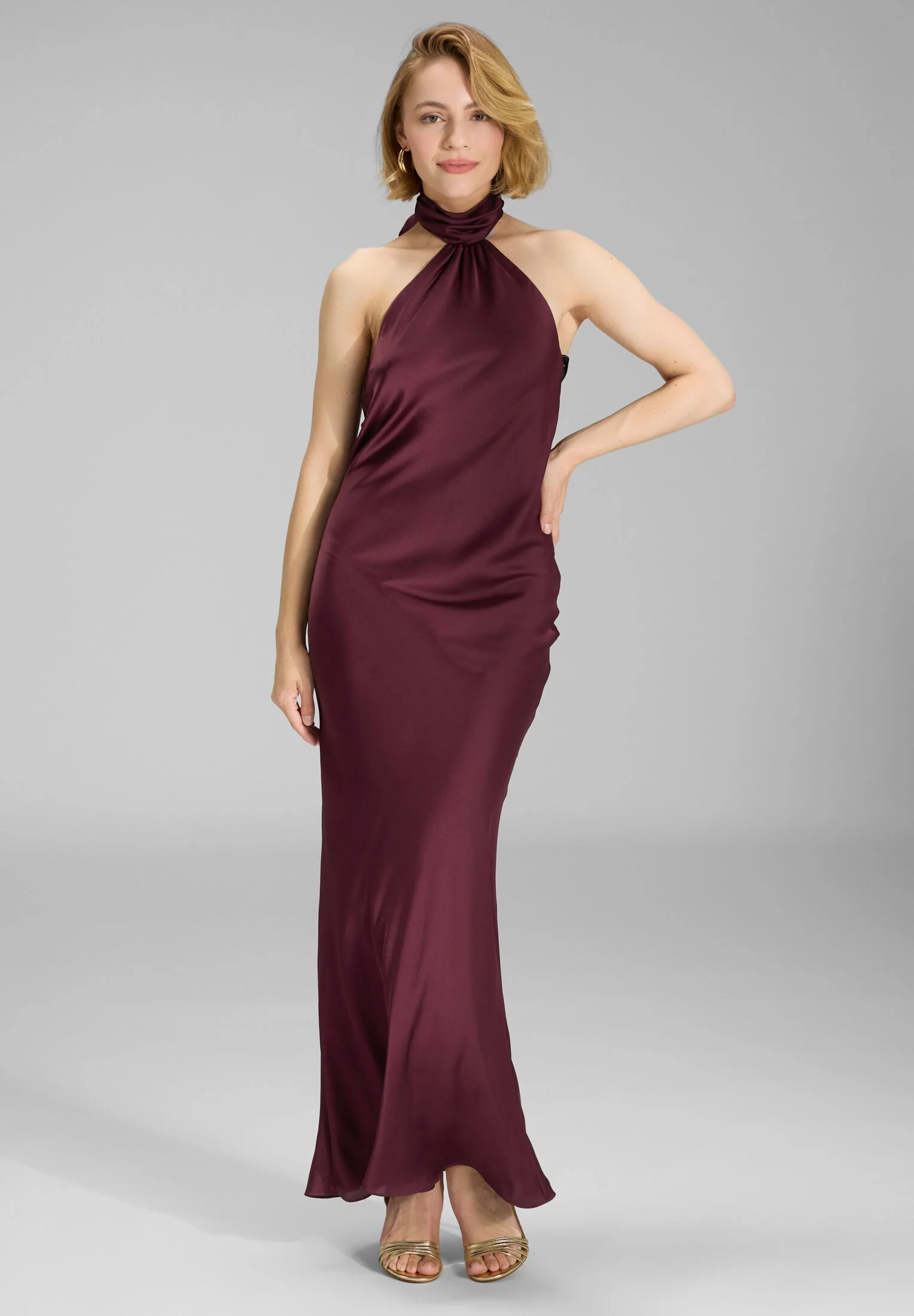 Abendkleid aus nachhaltigem Satin mit Stehkragen - Image 13