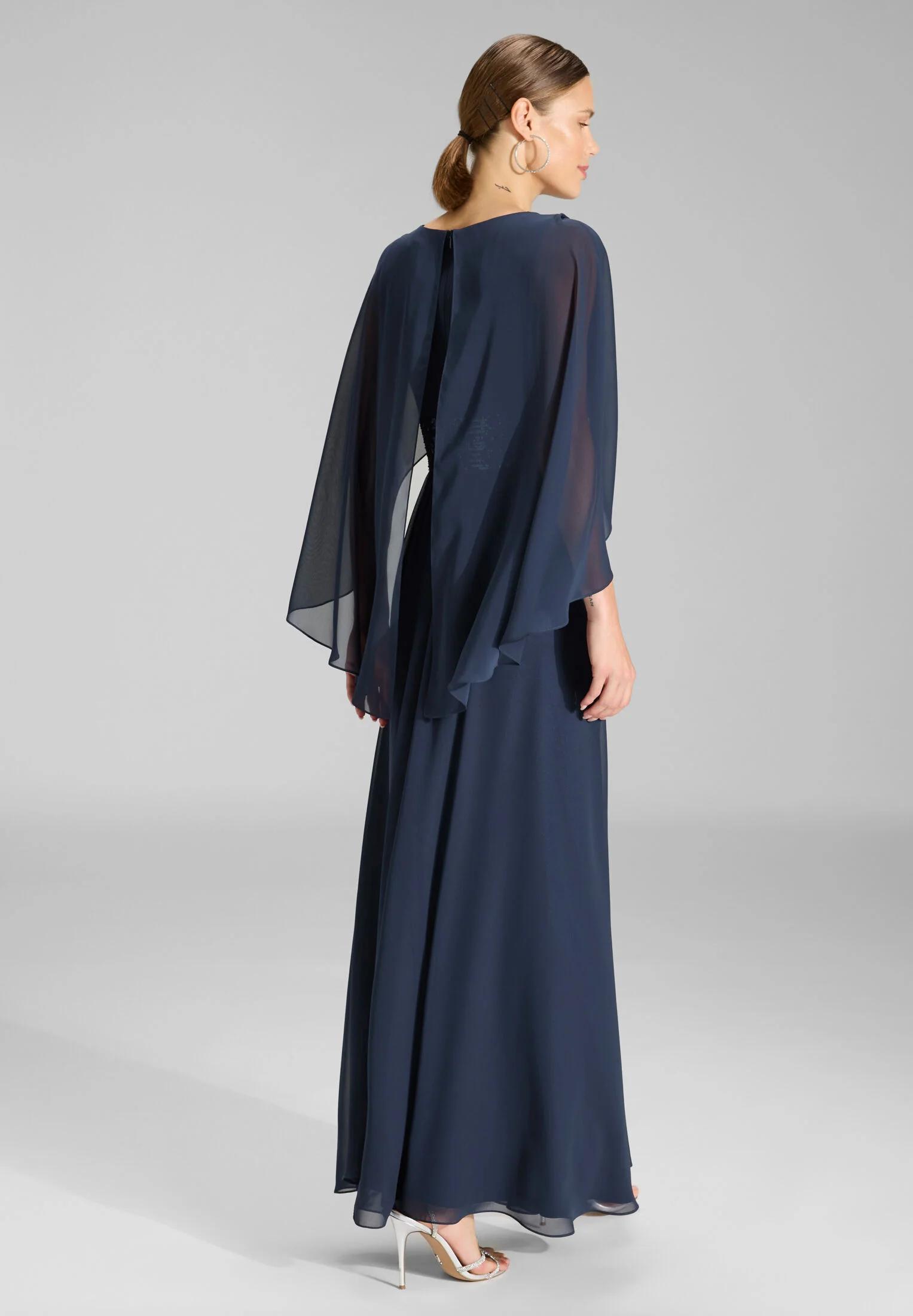 Abendkleid mit Cape aus Chiffon - Image 8