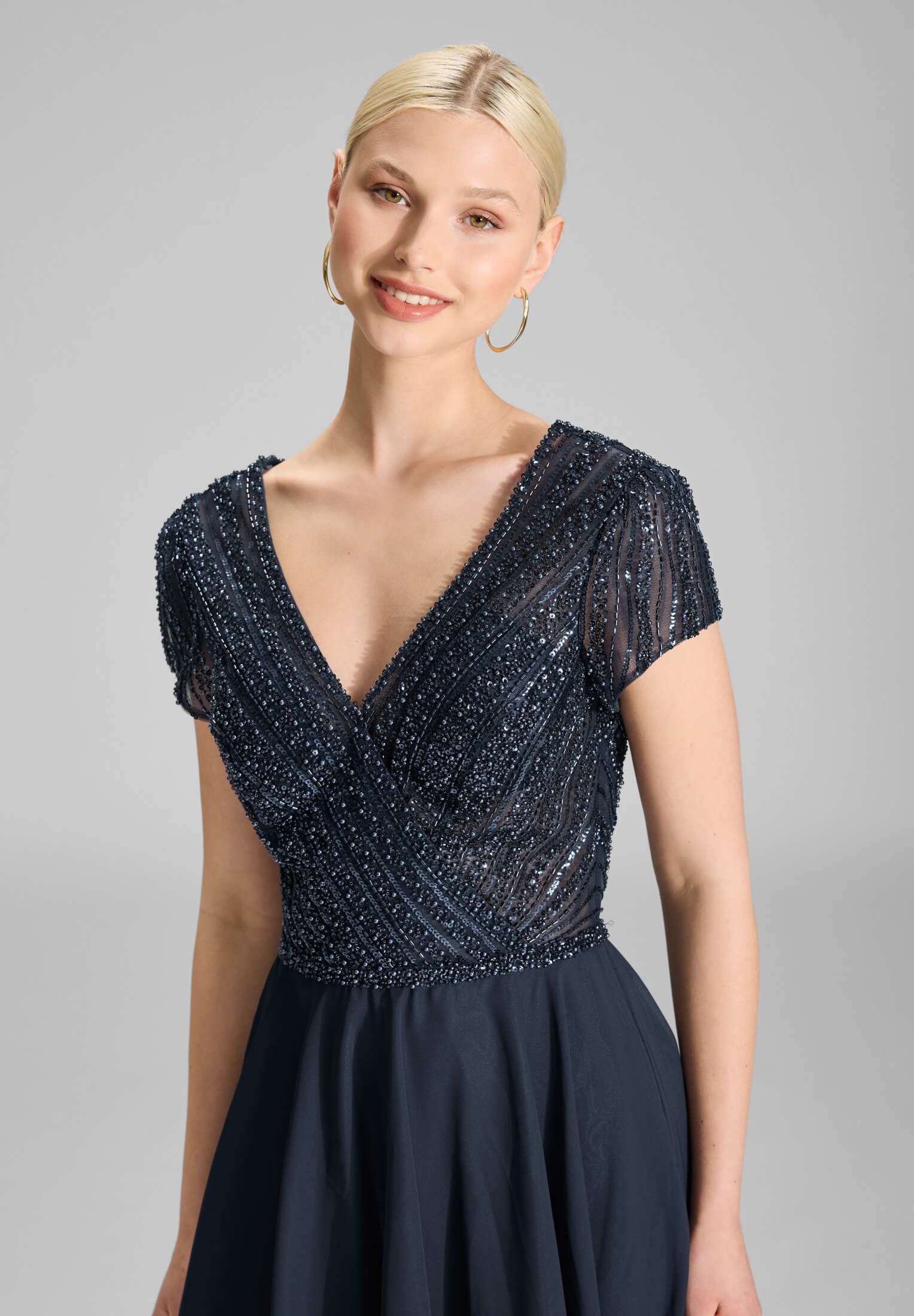 Besticktes Chiffonkleid mit kurzen Ärmeln - Image 3