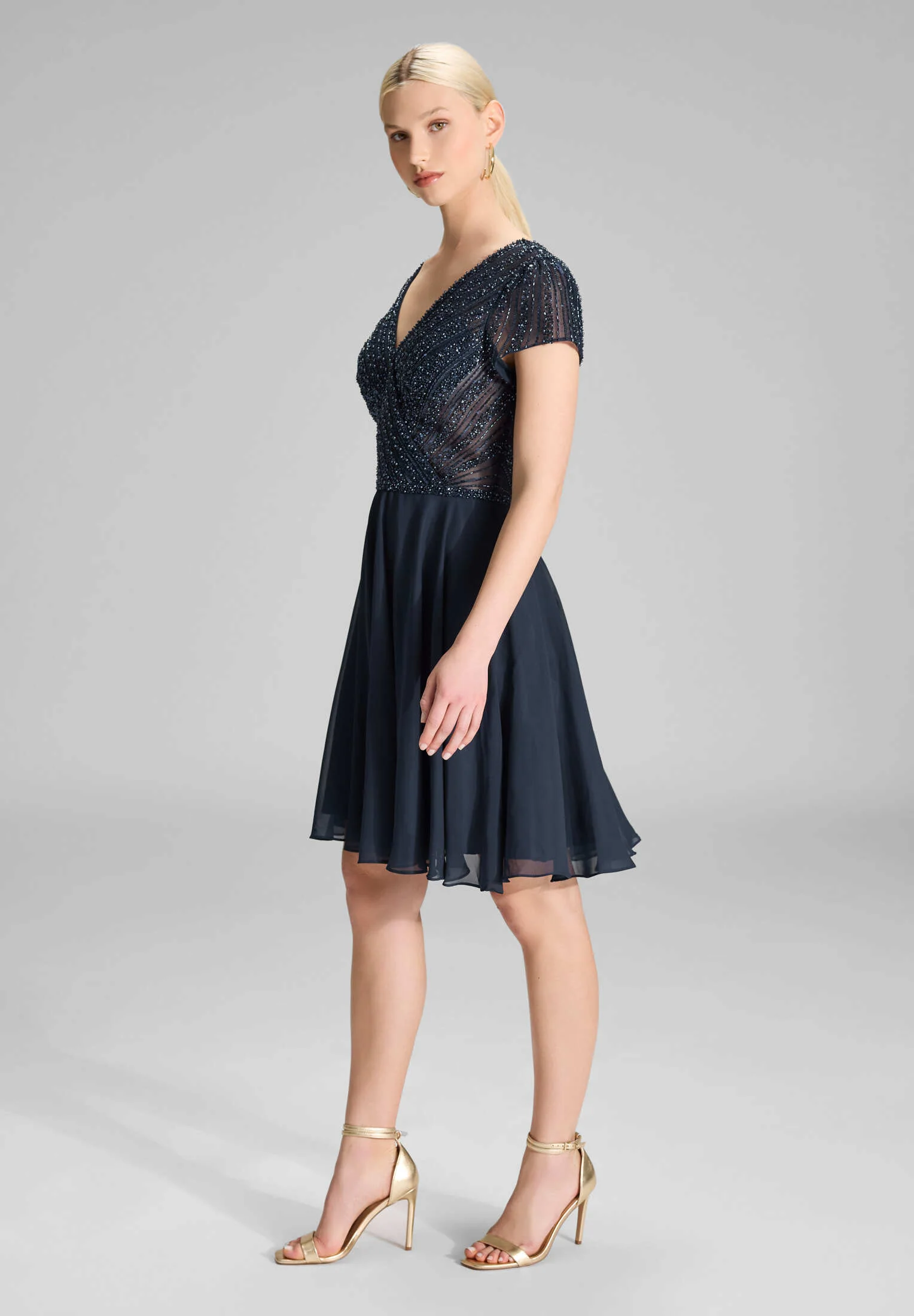Besticktes Chiffonkleid mit kurzen Ärmeln - Image 5