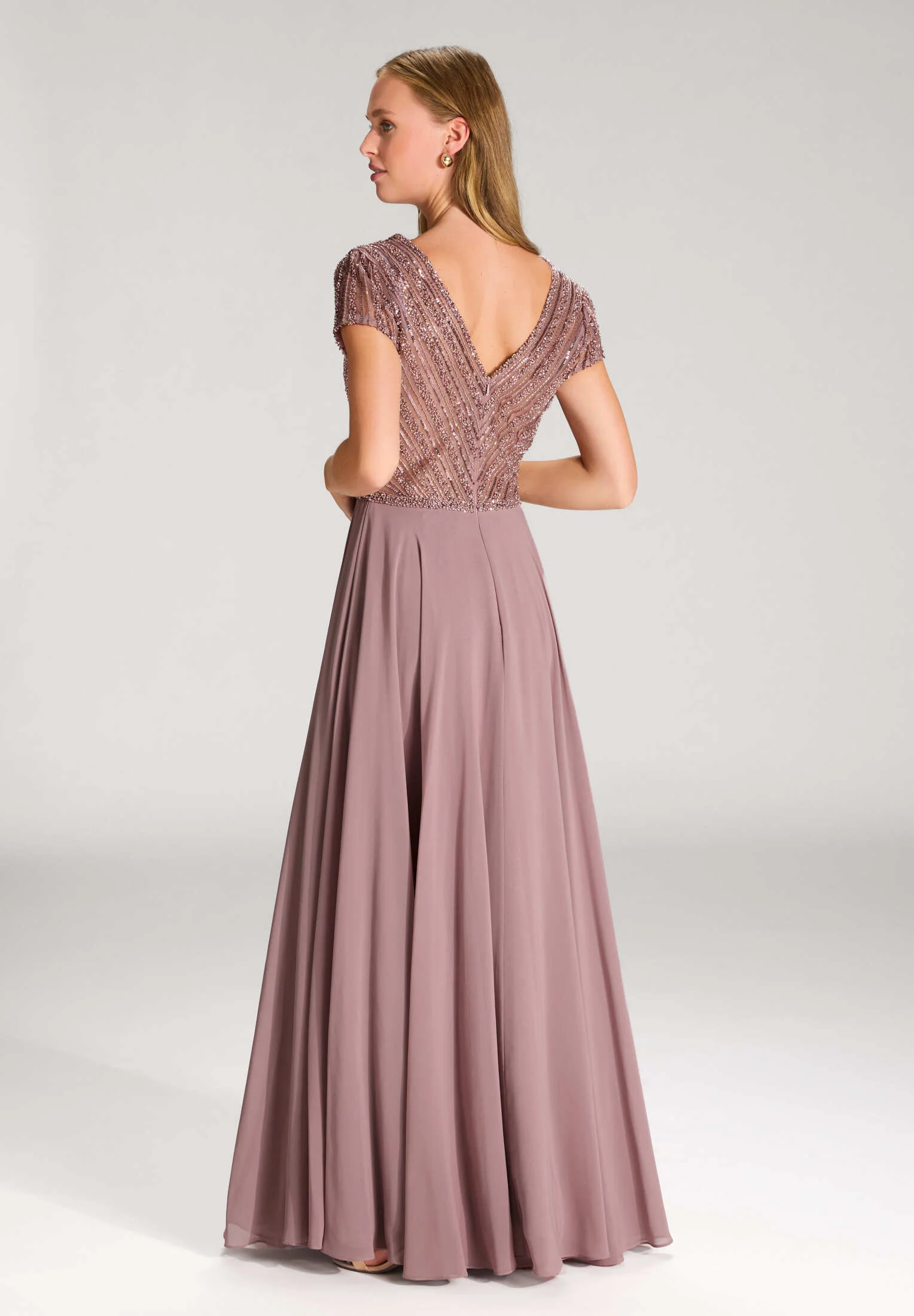 Besticktes Chiffonkleid mit kurzen Ärmeln - Image 8