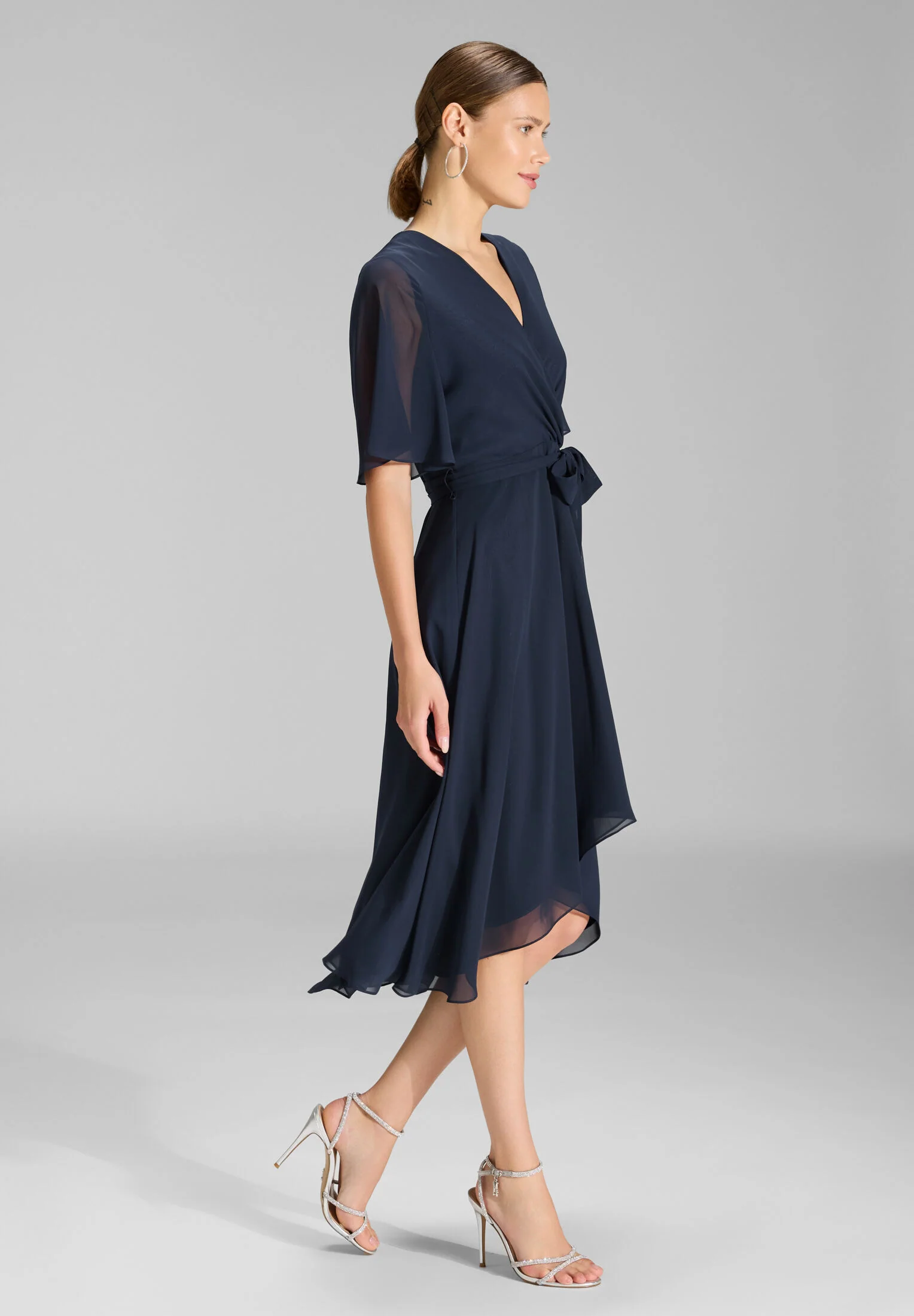 Chiffon Kleid in Wickel Optik mit Vokuhila Saum - Image 5