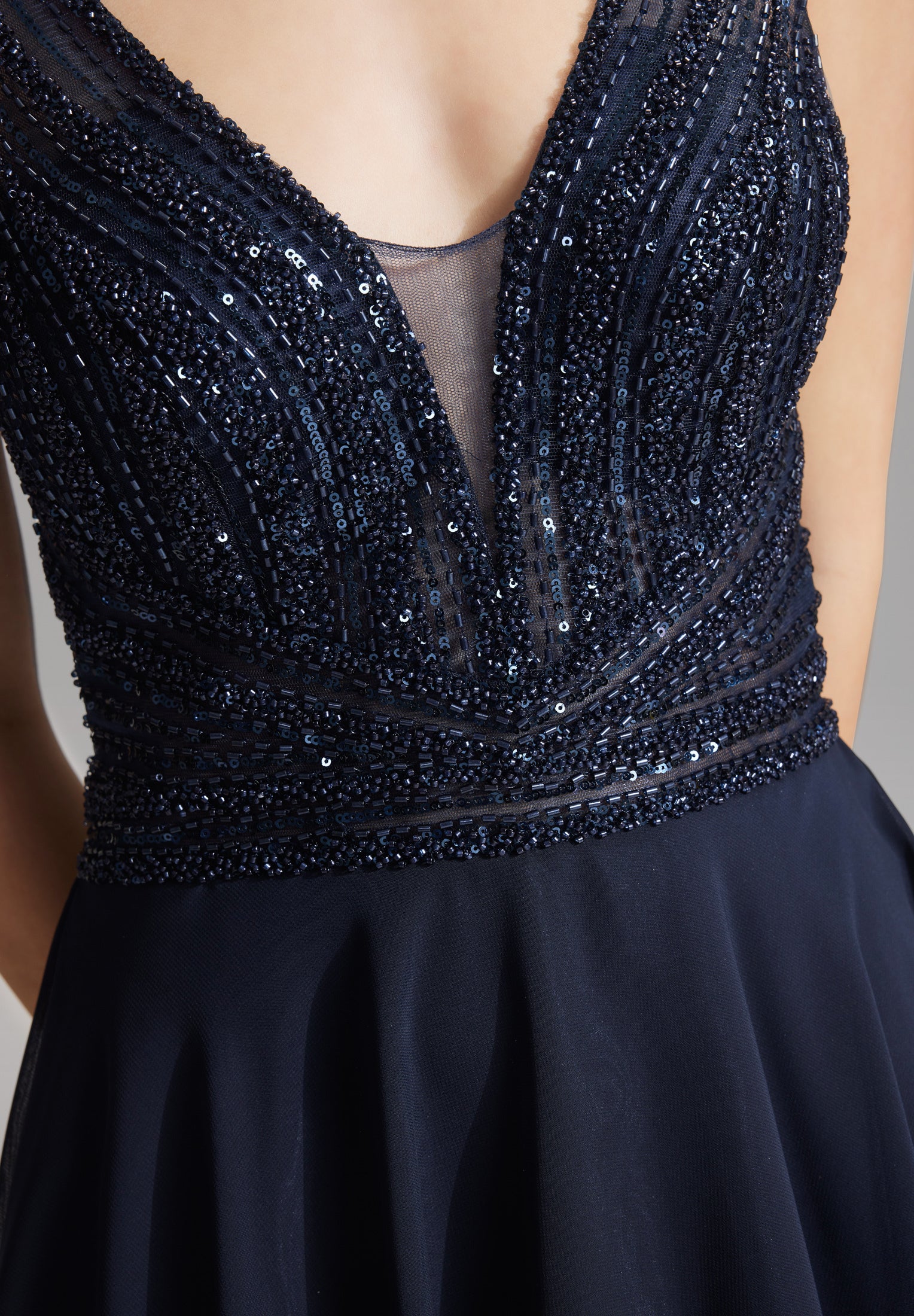 Cocktailkleid mit tonaler Stickerei - Image 10