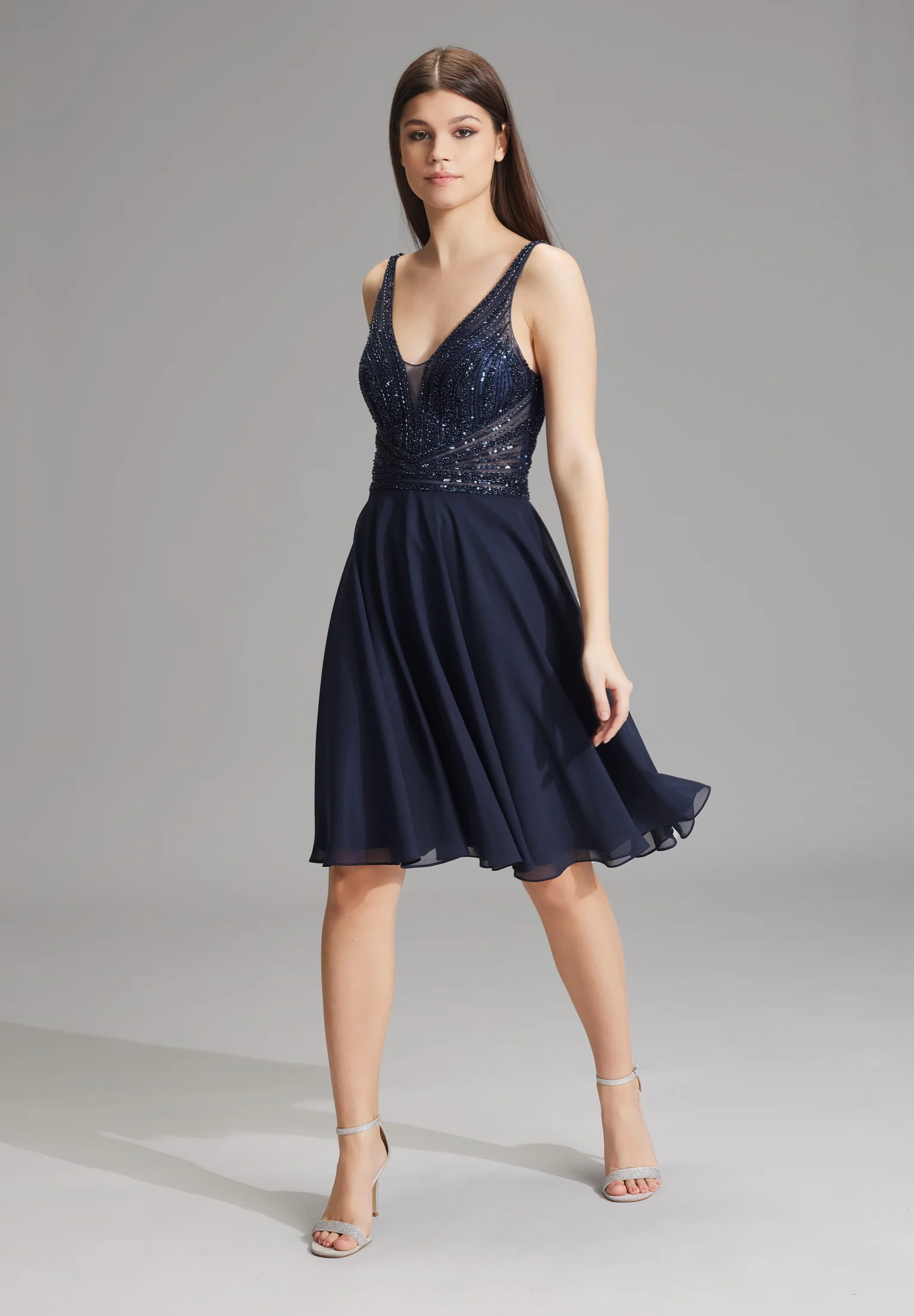Cocktailkleid mit tonaler Stickerei - Image 11