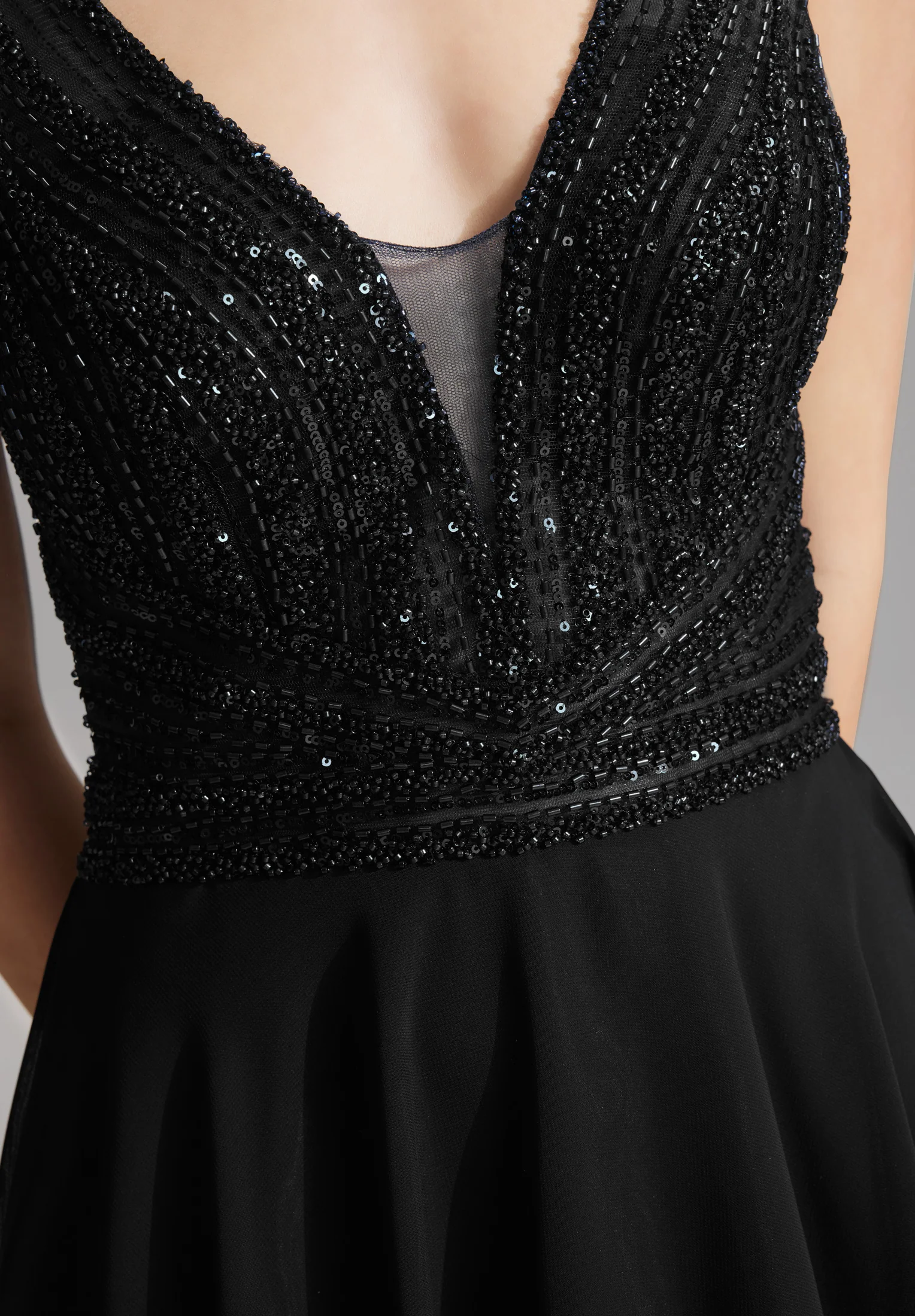 Cocktailkleid mit tonaler Stickerei - Image 4