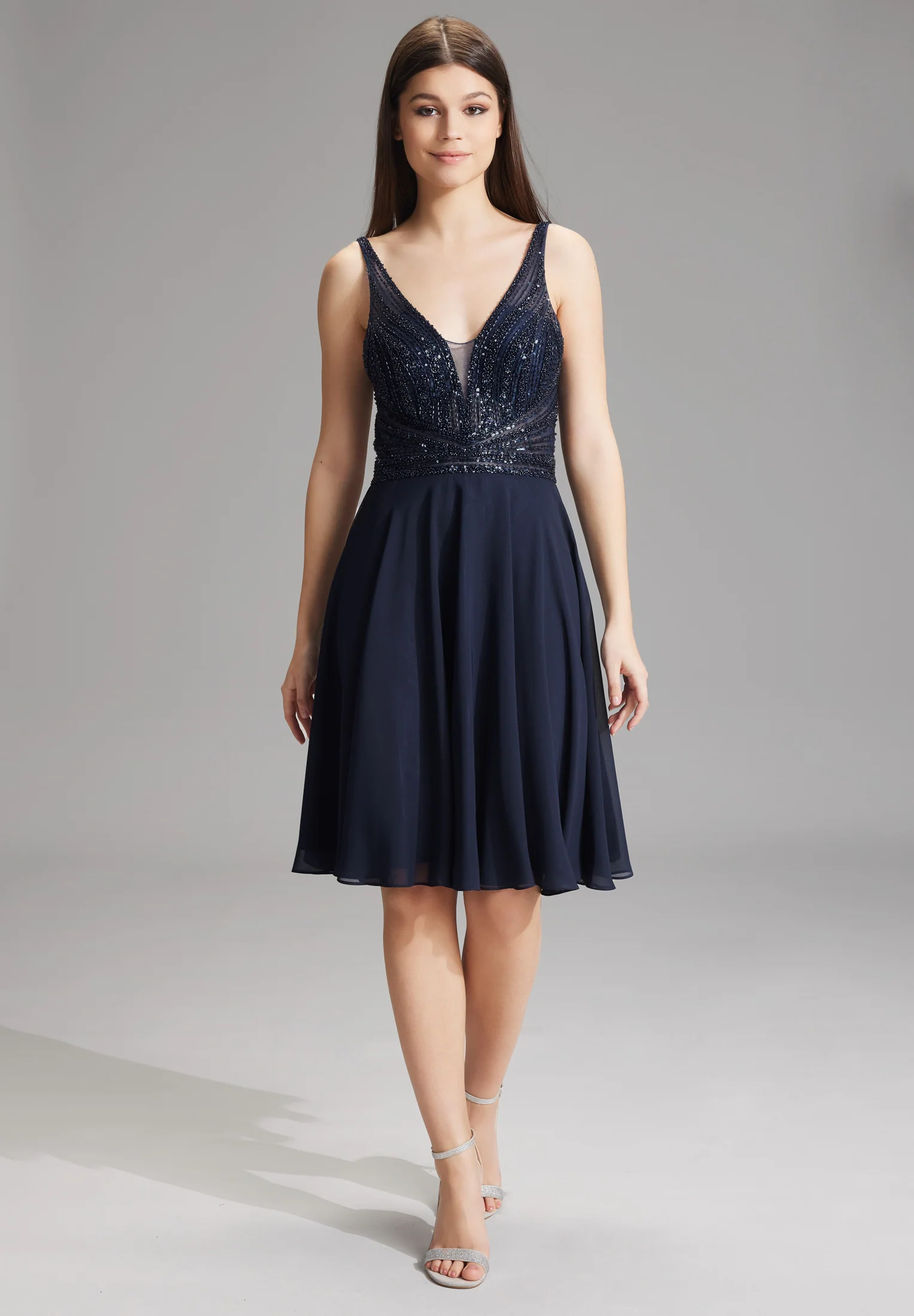 Cocktailkleid mit tonaler Stickerei - Image 7