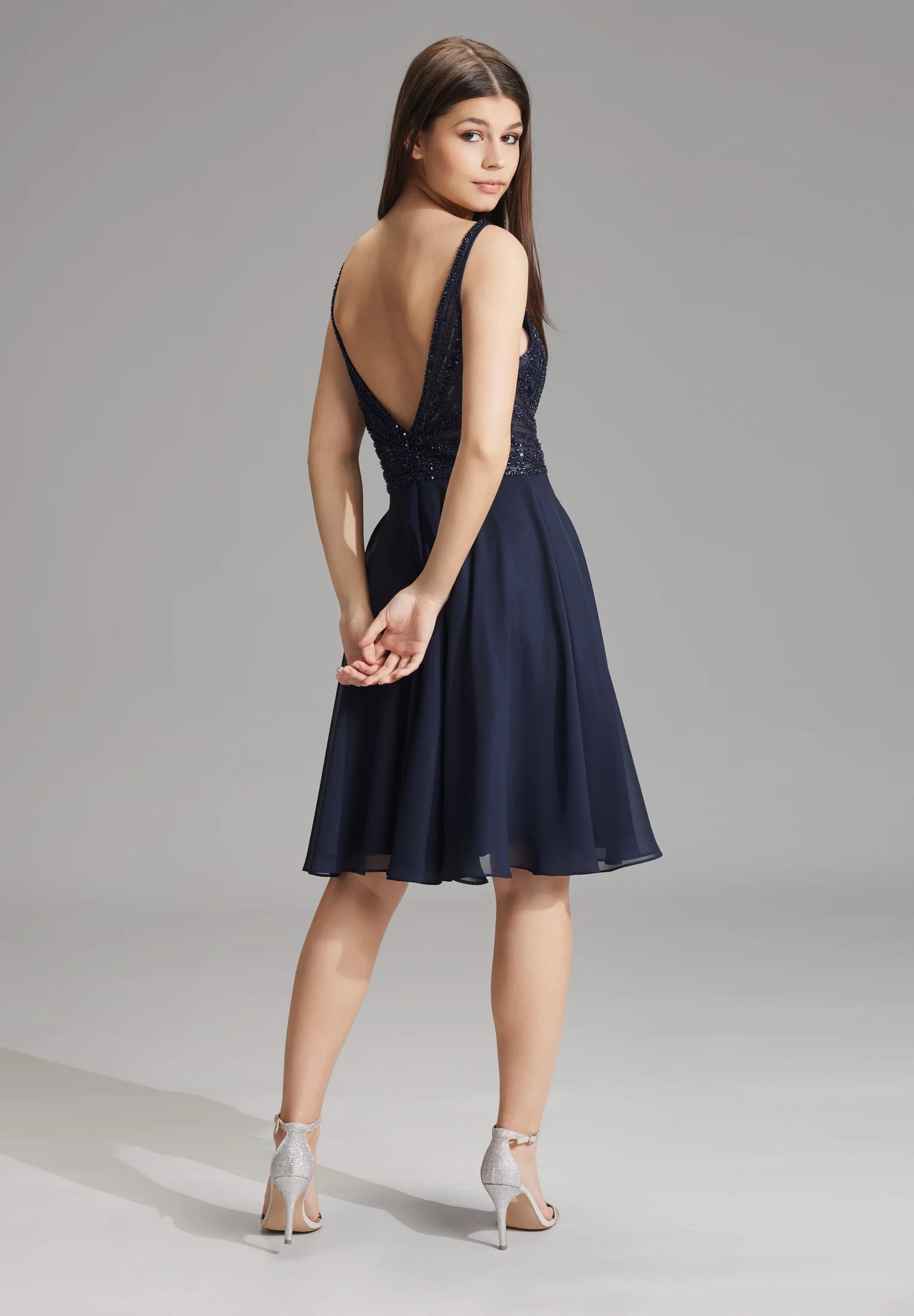 Cocktailkleid mit tonaler Stickerei - Image 8
