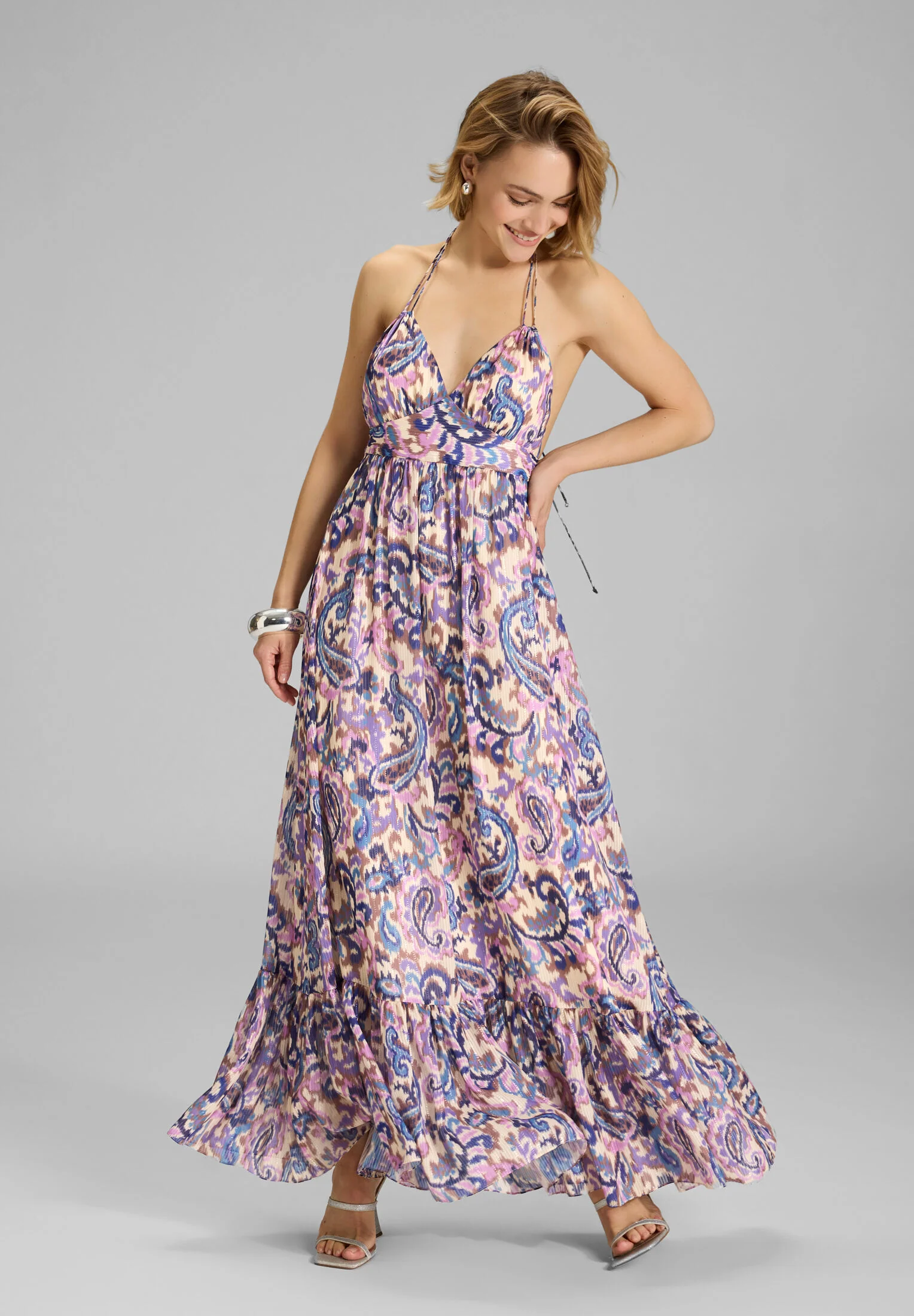 Neckholder Maxi Kleid aus bedrucktem Chiffon mit Glitzerstreifen - Image 5