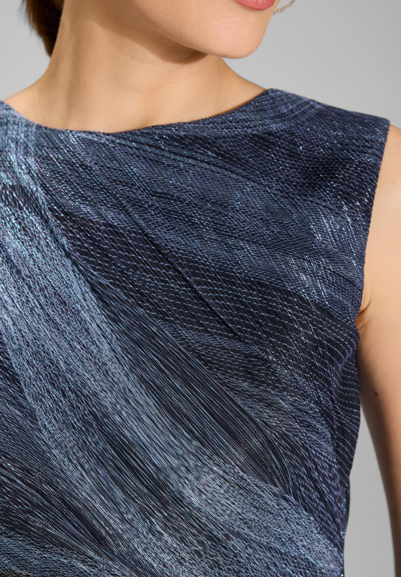 Plissiertes Kleid mit Metallicfäden - Image 4