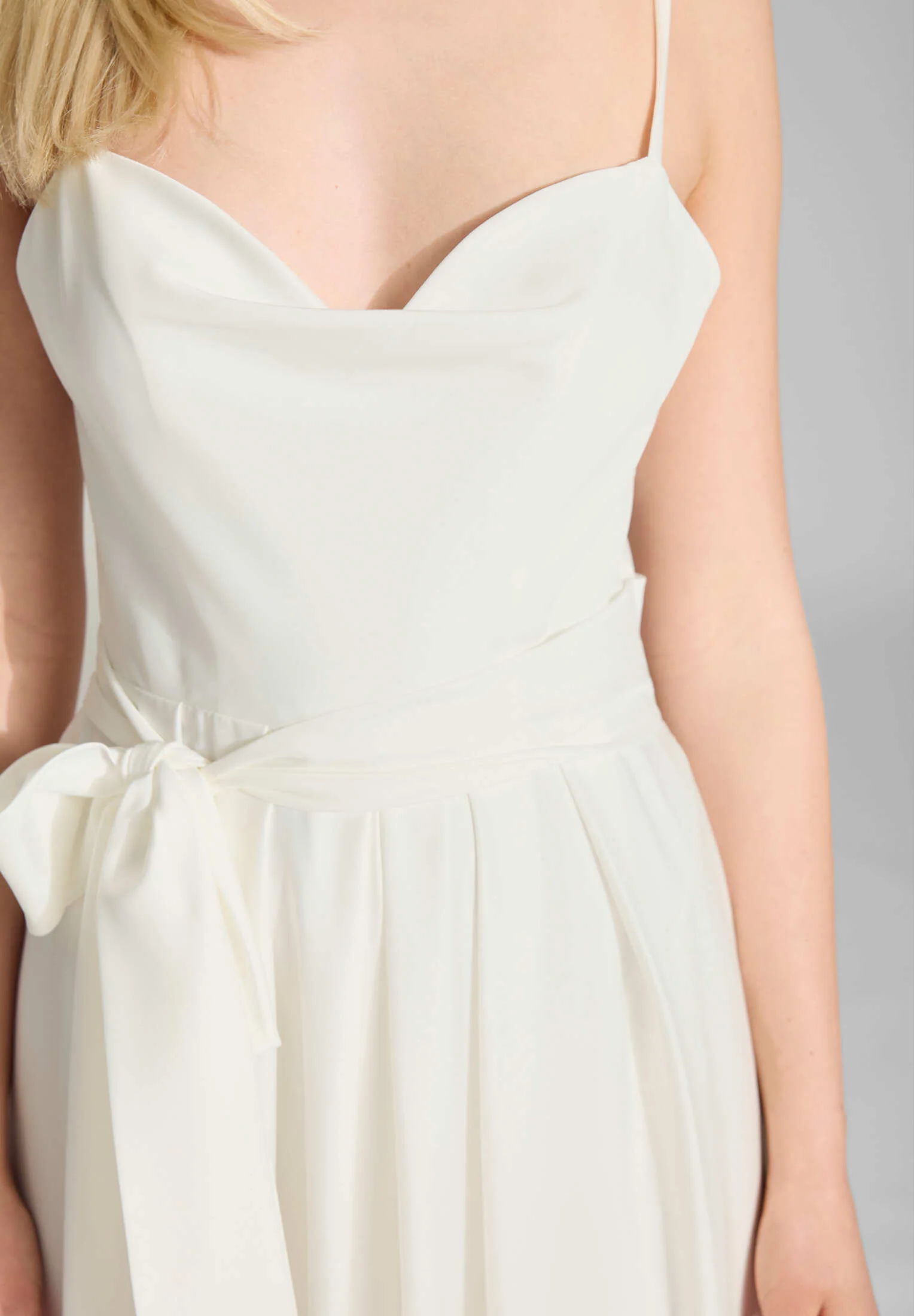 Satin Jumpsuit mit angedeutetem Wasserfallausschnitt - Image 10