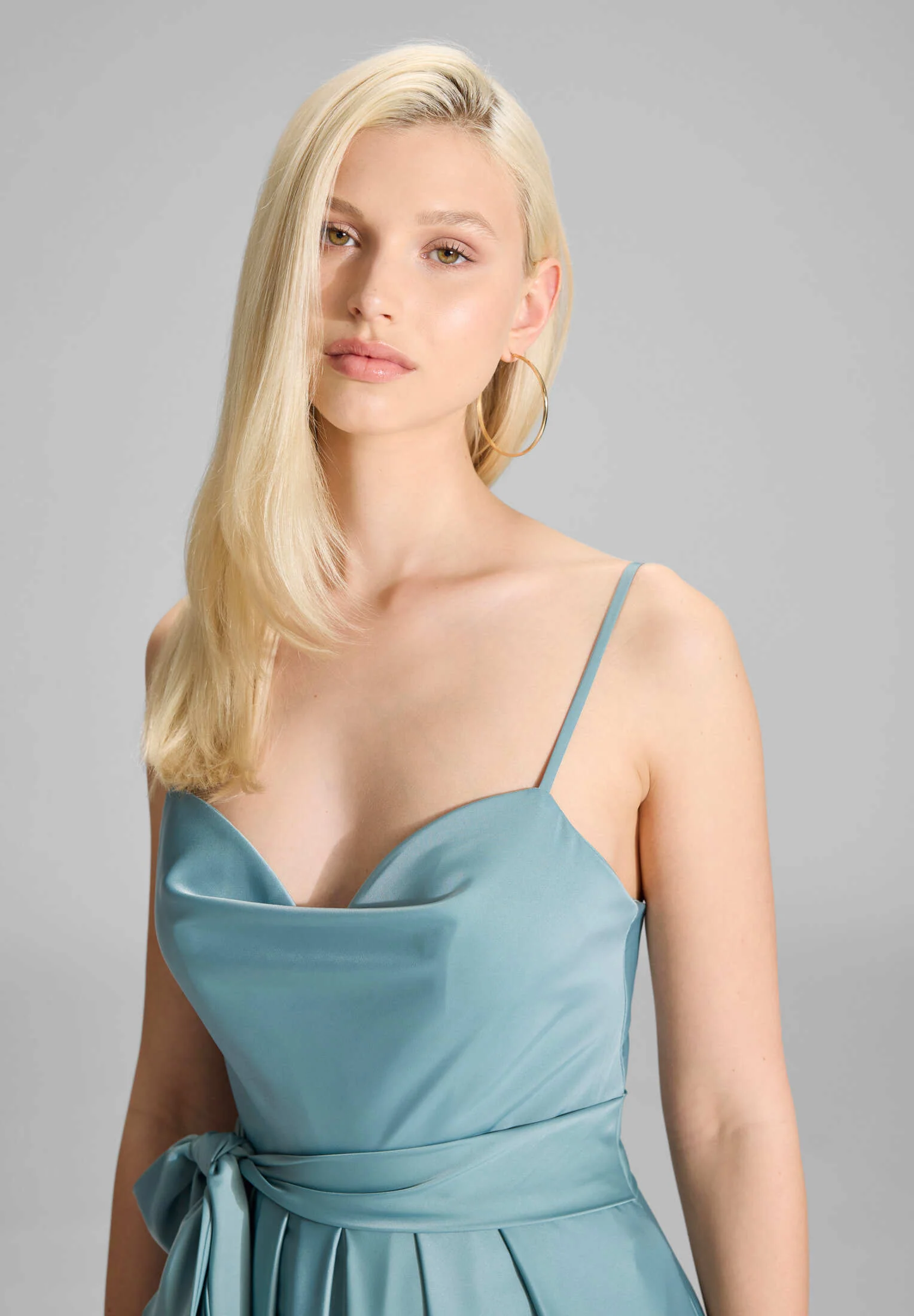Satin Jumpsuit mit angedeutetem Wasserfallausschnitt - Image 3