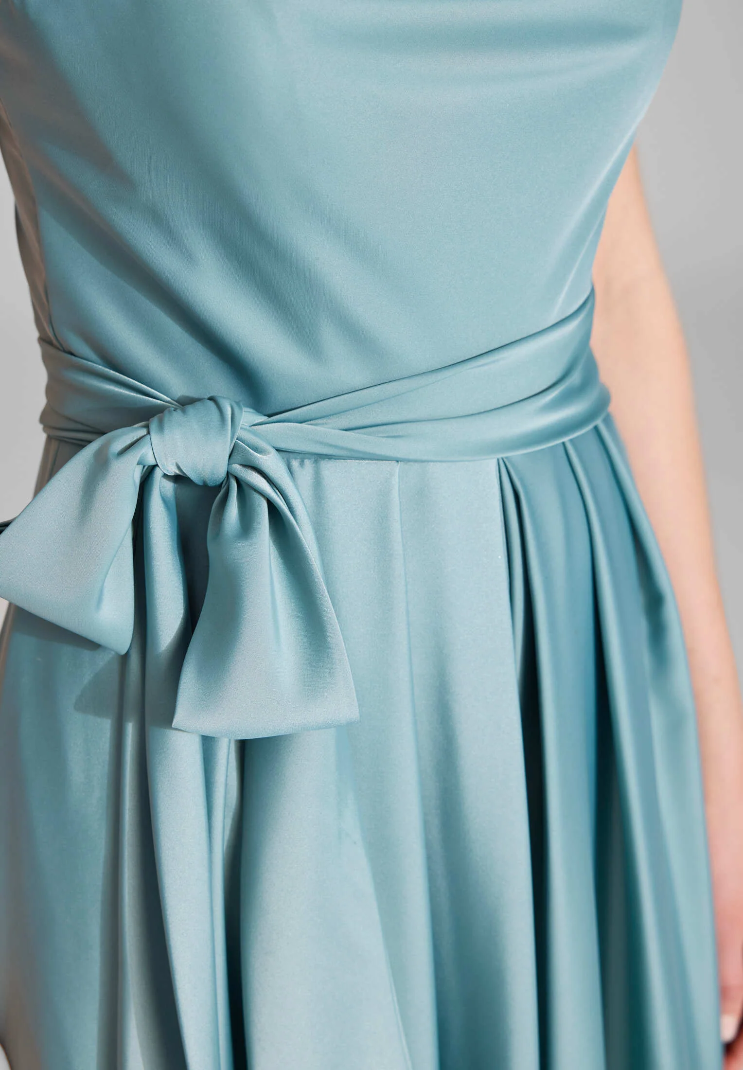 Satin Jumpsuit mit angedeutetem Wasserfallausschnitt - Image 4