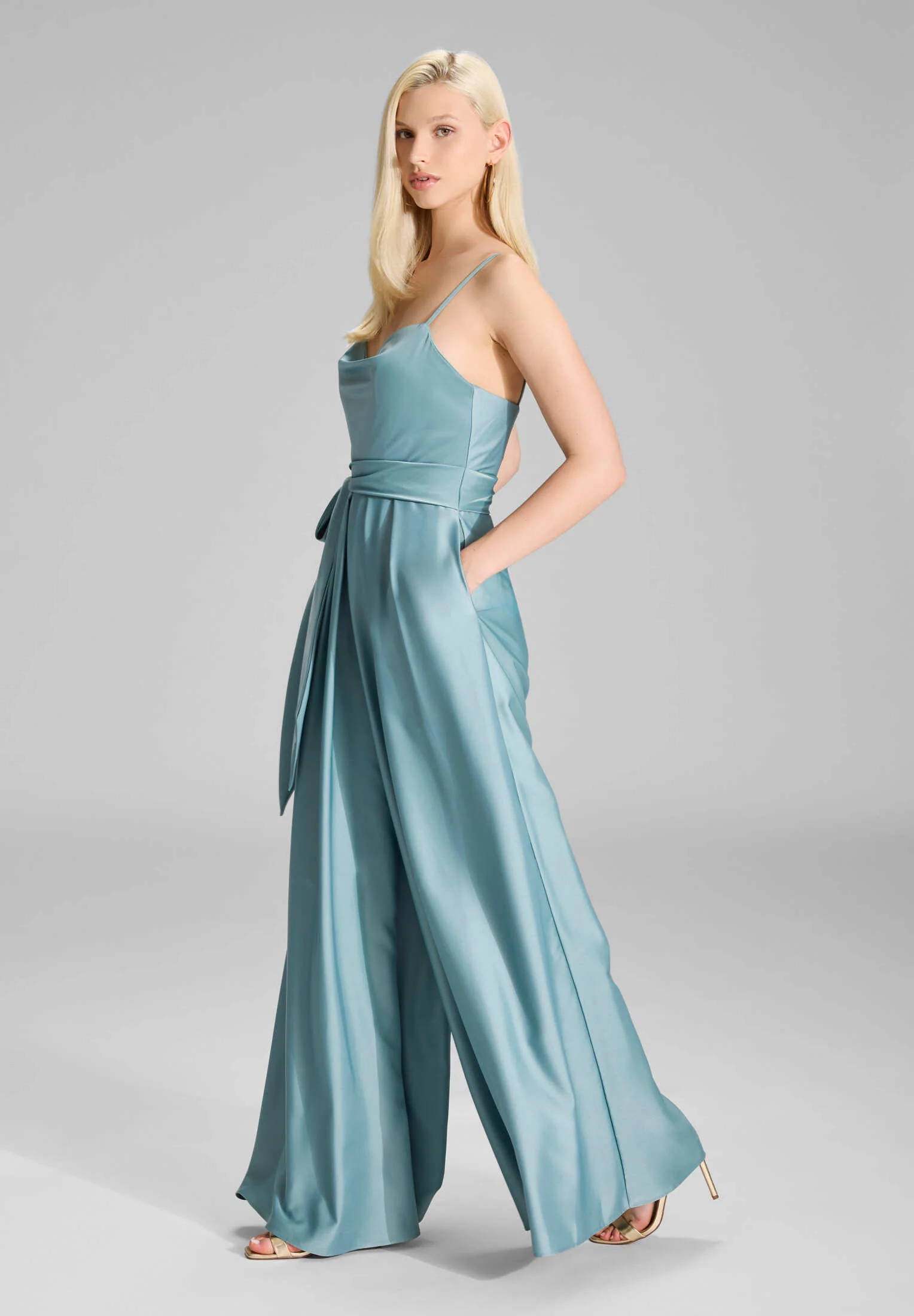 Satin Jumpsuit mit angedeutetem Wasserfallausschnitt - Image 5